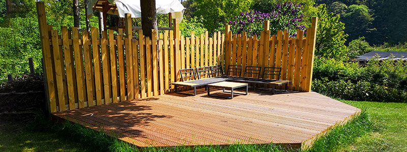 Foto: Terrasse aus Holzbohlen